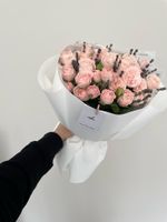 Авторский букет из пионовидных роз с лавандой в оформлении