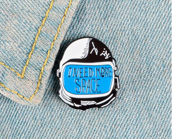 Значок металлический на одежду/Пин.  More Space