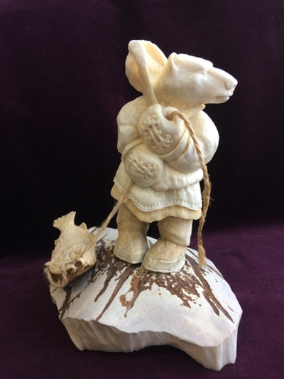 Скульптурная композиция "Медведь с рыбой", бивень мамонта, рог лося, клык моржа