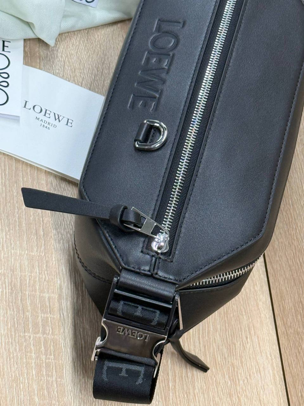 Сумка-слинг Loewe