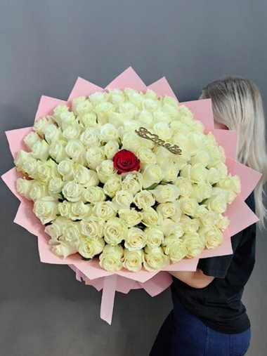 Букет из 100 белых роз и 1 красной розы (Эквадор 60 см)