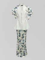 Костюм Diversiya из приталенного пиджака и юбки-миди с принтом бабочек и косынкой в комплекте