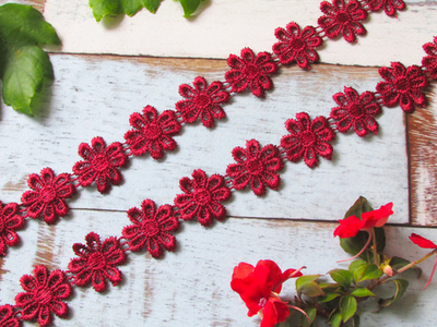 Кружево плетеное, ш. 2,2-2,5 см.