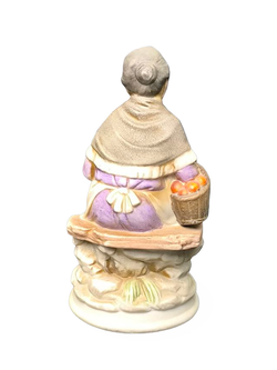 Статуэтка "Старушка с фруктами" Capodimonte