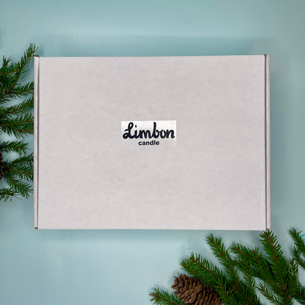 Набор свечей елочек с золотыми шарами с подставкой Limbon Candle, 3 шт.