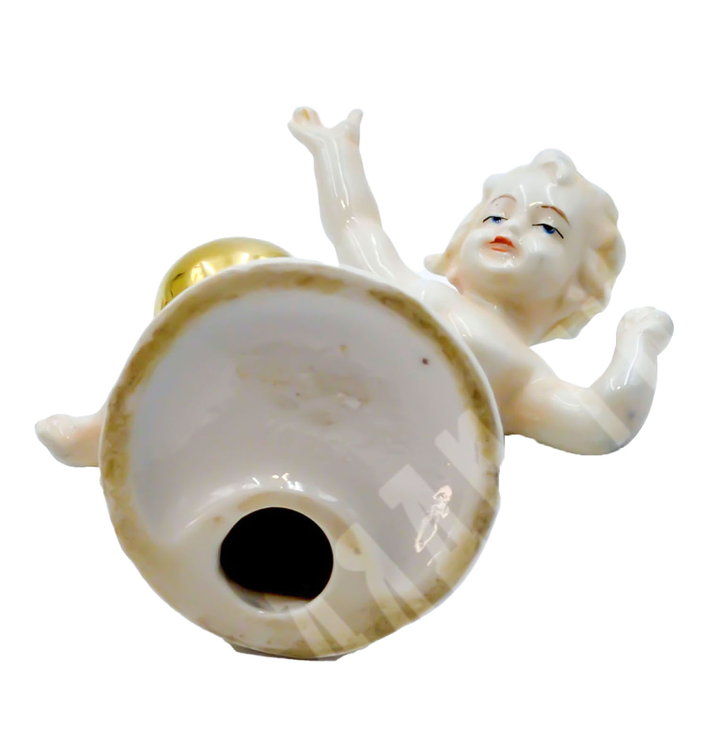 Путти с мячиком. Фарфор, позолота. Германия, Графенталь (?) (Gräfenthal). 1930-70-е гг.