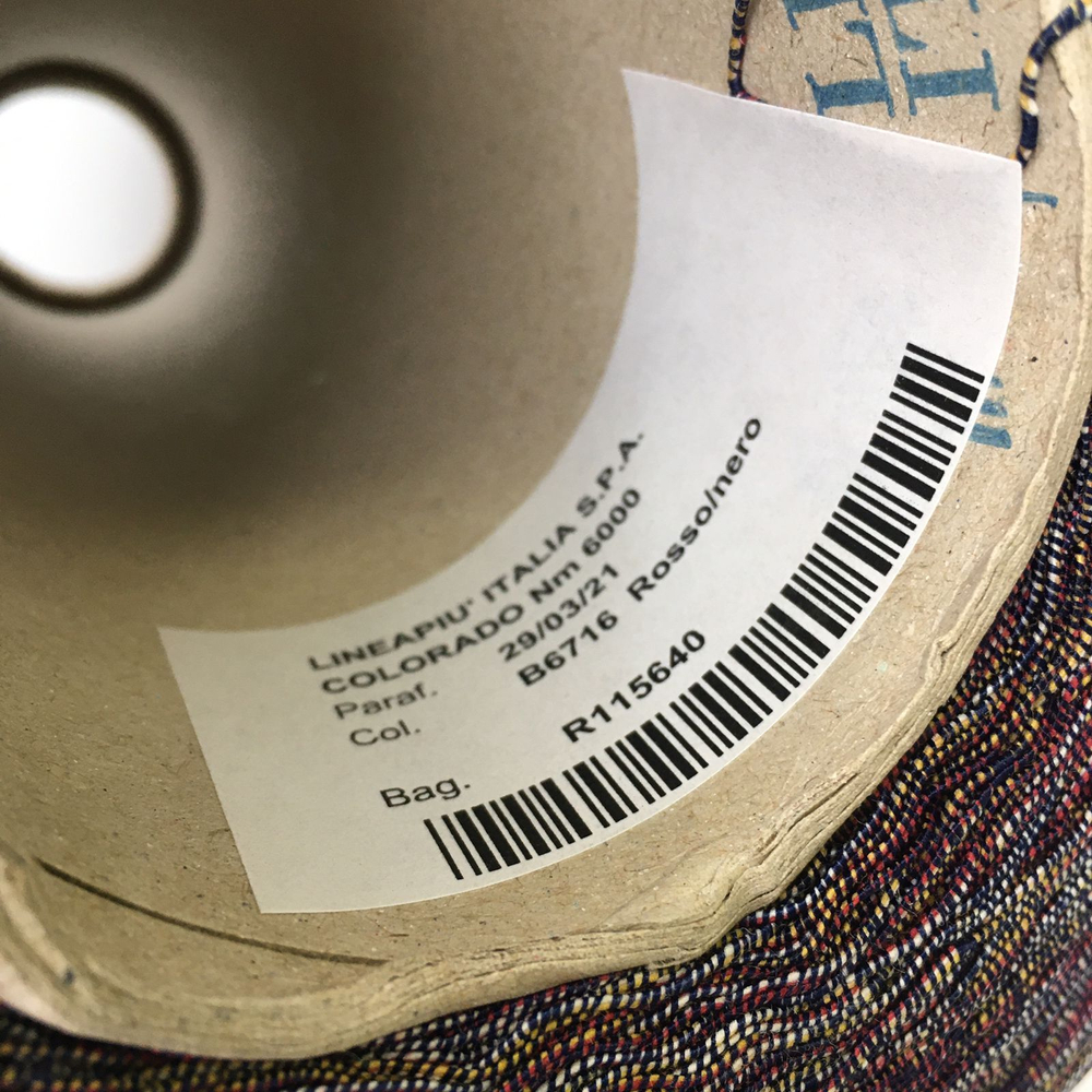 COLORADO - lineapiu'; 68% хлопок, 32% п/а; 600м/100гр; цвет: B6716 Rosso/nero, missoni: красная, желтая и белая нити в фиолетовой оплетке; S921