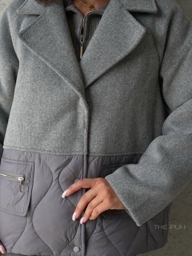 Серая комбинированная куртка с манишкой