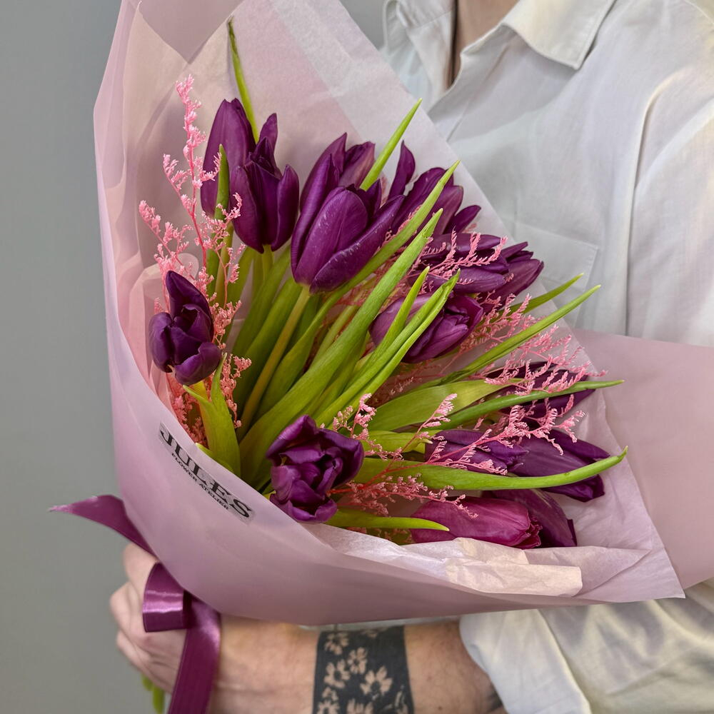 «Сливовый этюд» букет из тюльпанов и лимониума