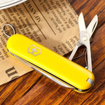 Нож перочинный Victorinox Classic (0.6223.8) 58мм 7функций желтый