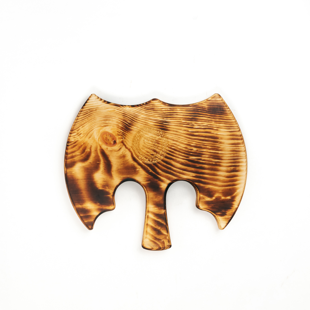 Менажница из кедра для подачи блюд и закусок с гравировкой "Fortis cadere cedere non potest"