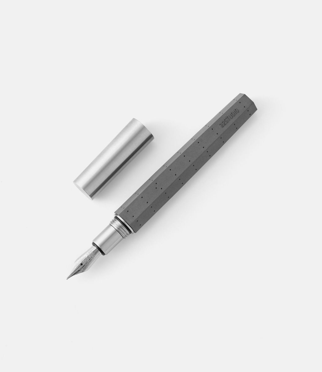 22 Studio Module Fountain Pen Dark Grey — перьевая ручка из бетона