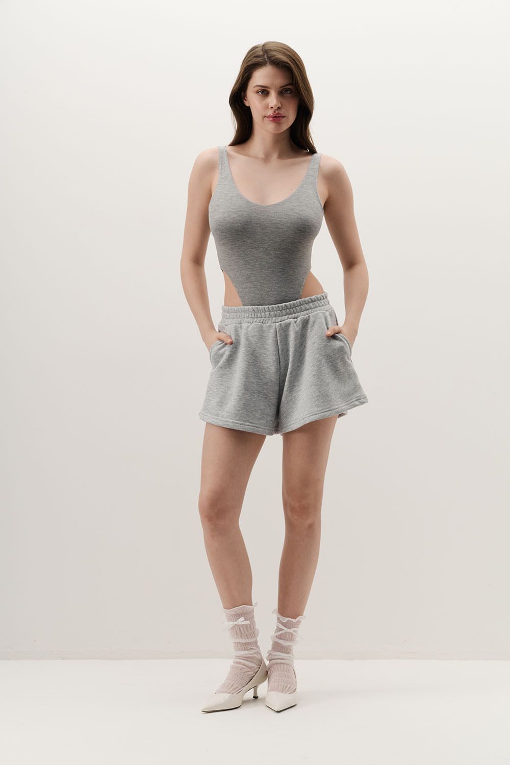 Боди с V-образным вырезом цвета серый меланж