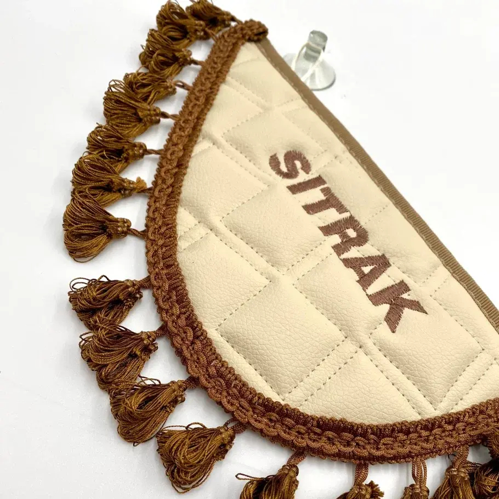 Вымпел тройной Sitrak (экокожа, бежевый с темно-коричневой вышивкой)