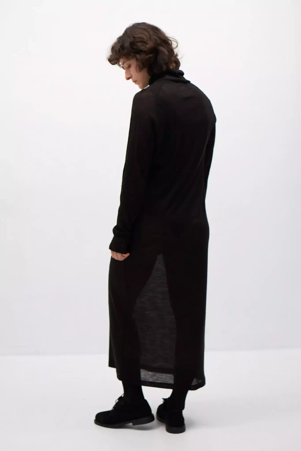 Платье из трикотажа со стойкой черного цвета с поясом