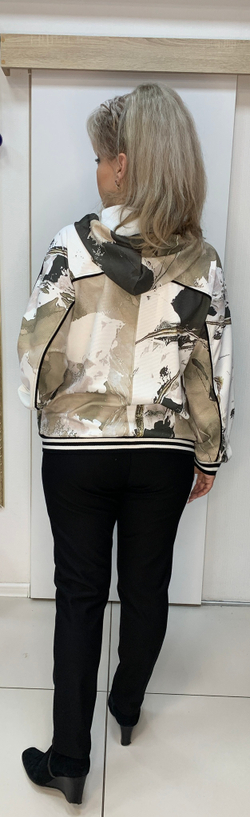 Светлый трикотажный жакет-бомбер с капюшоном