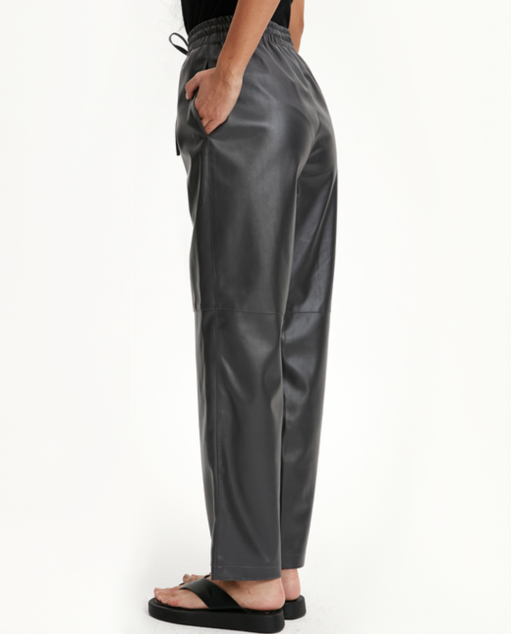 Брюки на резинке из экокожи