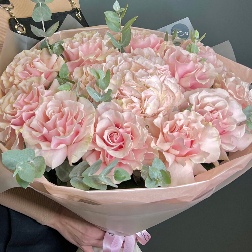 № 93 Букет розовыми французскими розами, гортензией и эвкалиптом в упаковке