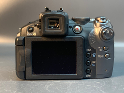 Canon PowerShot S5 IS экран в некоторых положениях тускнеет
