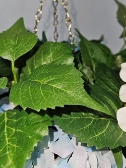 Гортензия бело-голубая 60см в подвесном белом кашпо на цепочке