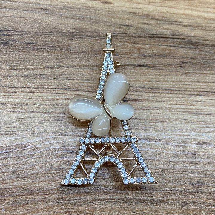 Брошь Эйфелева башня с бабочкой цвет бежевый стразы металл золотистый