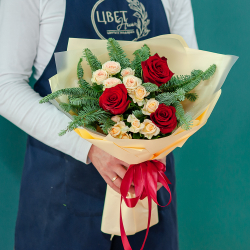 Нобилис с розами в персиковом оформлении