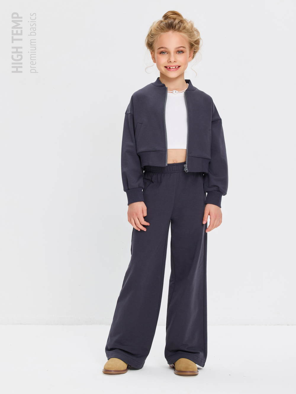 Укороченный бомбер из футера на молнии