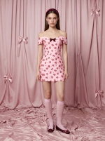 Мейв мини (Maeve mini), платье мини из розового атласа с мелкими красными цветами