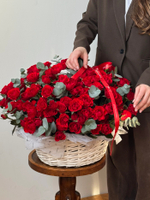 Цветочная корзина из красных кустовых роз и эвкалипта размер XL