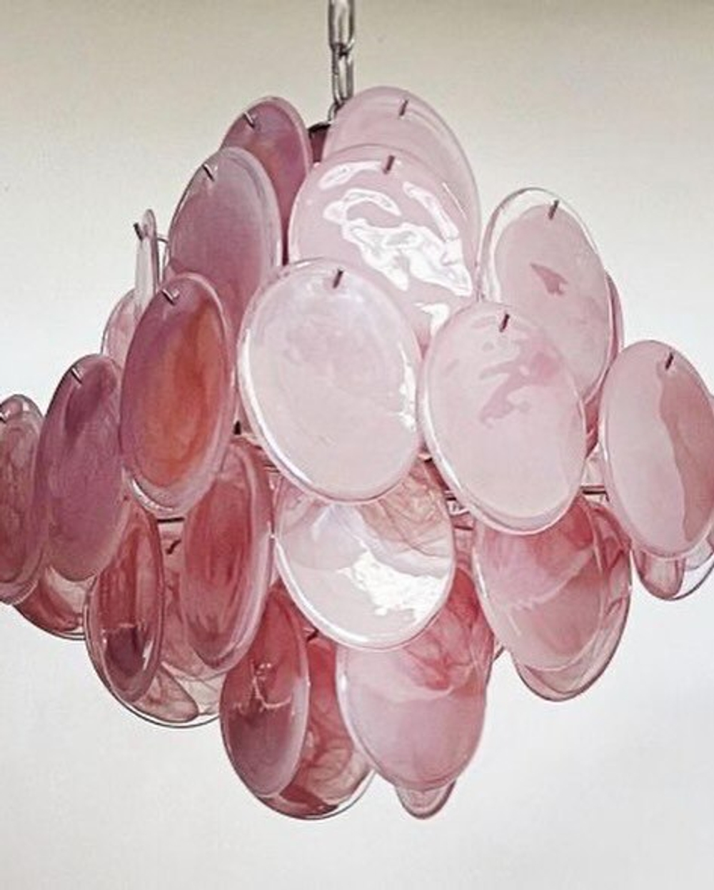 Стильные люстры из стеклянных дисков с эффектом мраморных разводов.