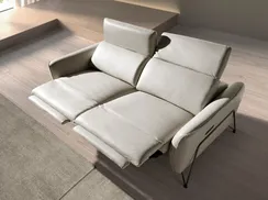 Трехместный диван с реклайнером Angel Cerda 6264 из песочной натуральной кожи 