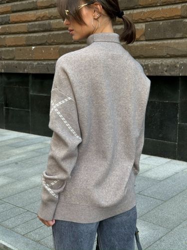 Свитер с узором на рукавах в цвете капучино