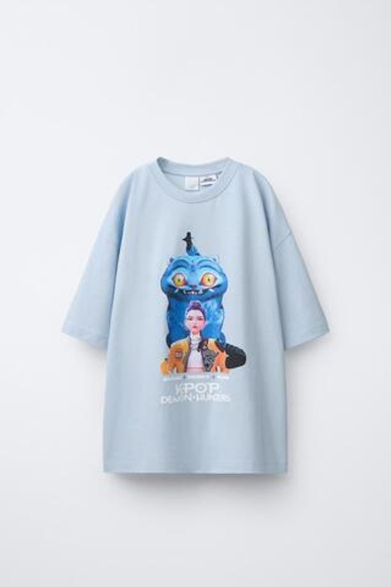 ZARA ФУТБОЛКА С ПРИНТОМ KPOP DEMON HUNTERS™ NETFLIX ©, ГОЛУБОЙ