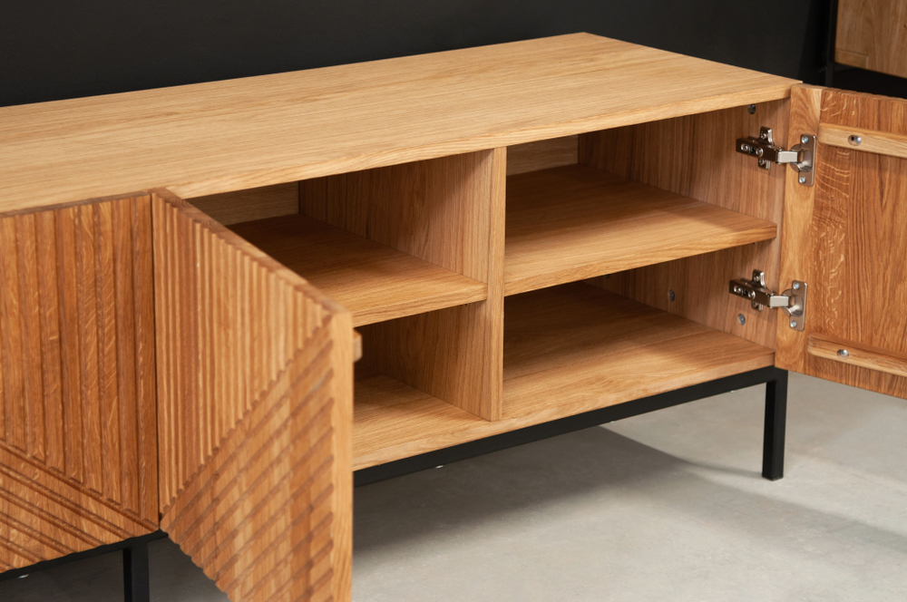 Дизайнерская тумба под телевизор 180 см Грувс из дуба с декоративными резными фасадами, на металлических ножках в стиле лофт