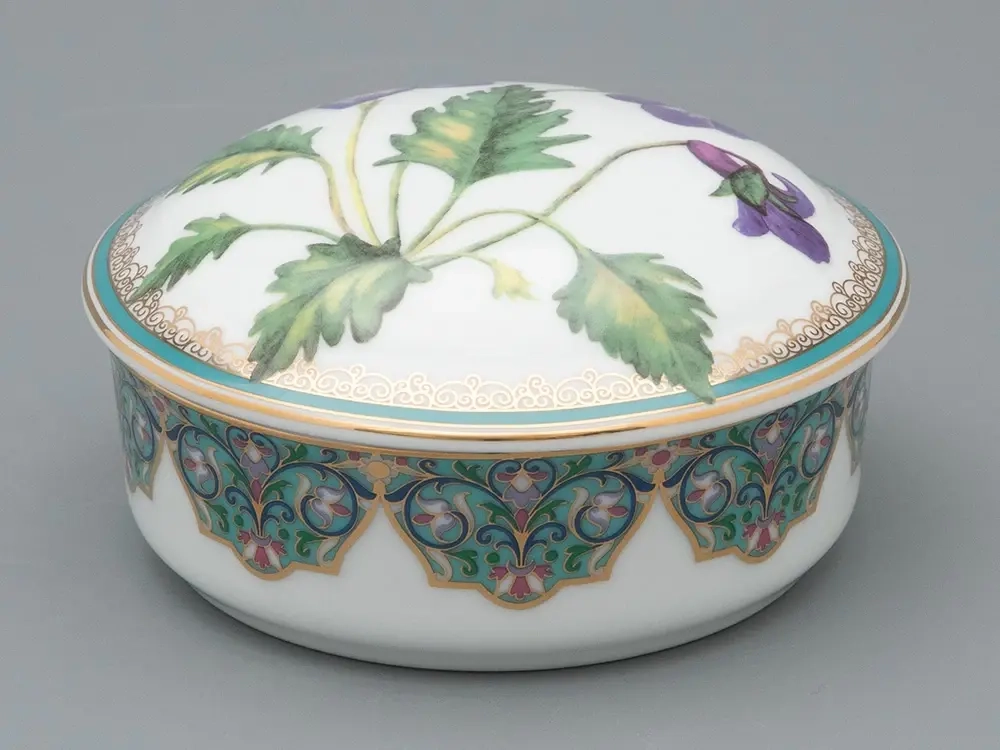 Туалетная коробочка в подарочной упаковке, форма Круглая, рисунок Фиалка надрезанная, арт 81.33190.00.1