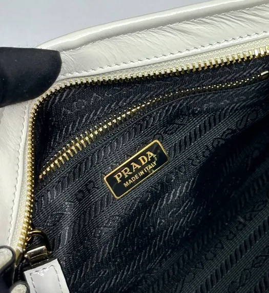 Маленькая кожаная сумка Prada через плечо, белый