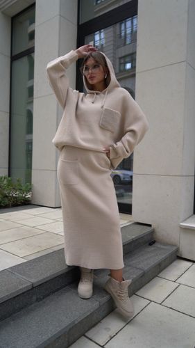 Бежевый женский костюм с юбкой