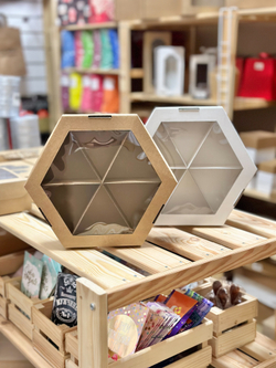 Коробка с окном шестиугольник 22 х 19 х 6 см, бурая