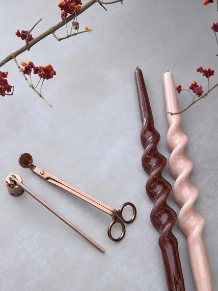 Набор аксессуаров для свечей дымчато-коричневого цвета из коллекции essential