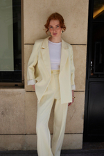 Костюм с прямыми брюкам и полуприталенным жакетом