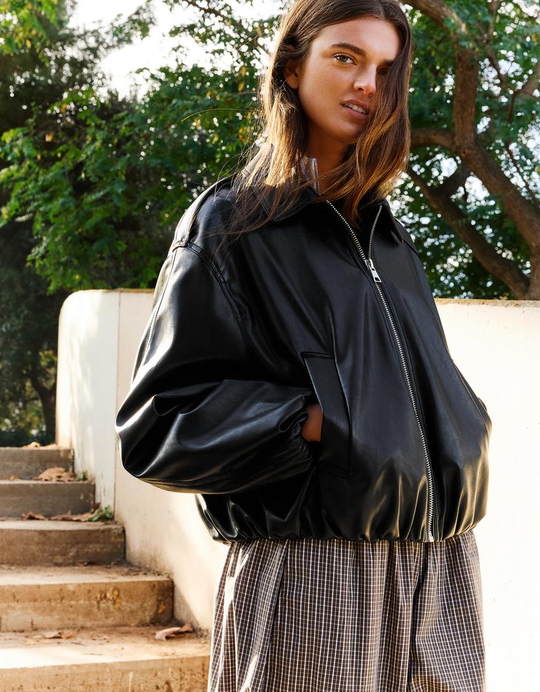 BERSHKA Куртка из искусственной кожи, черный