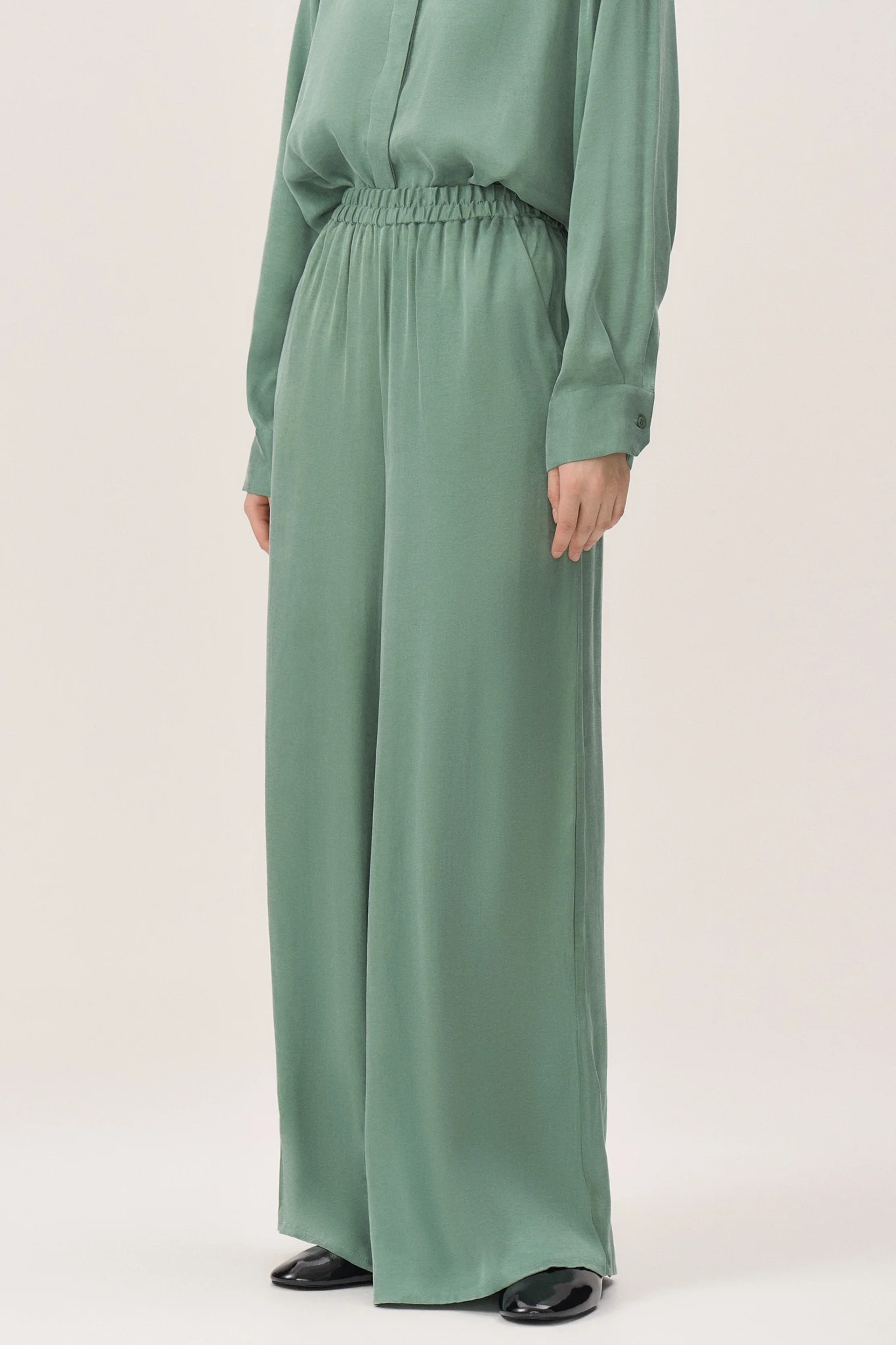 Широкие брюки на резинке