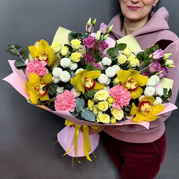 Авторский букет с желтыми орхидеями