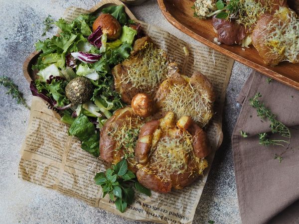 Мятый картофель с микс-салатом и козьим сыром ШЕВР