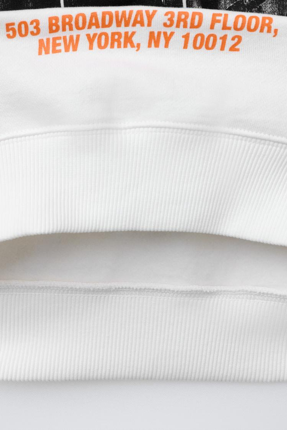 ZARA ТОЛСТОВКА С ПРИНТОМ «ГРАФФИТИ», БЕЛЫЙ