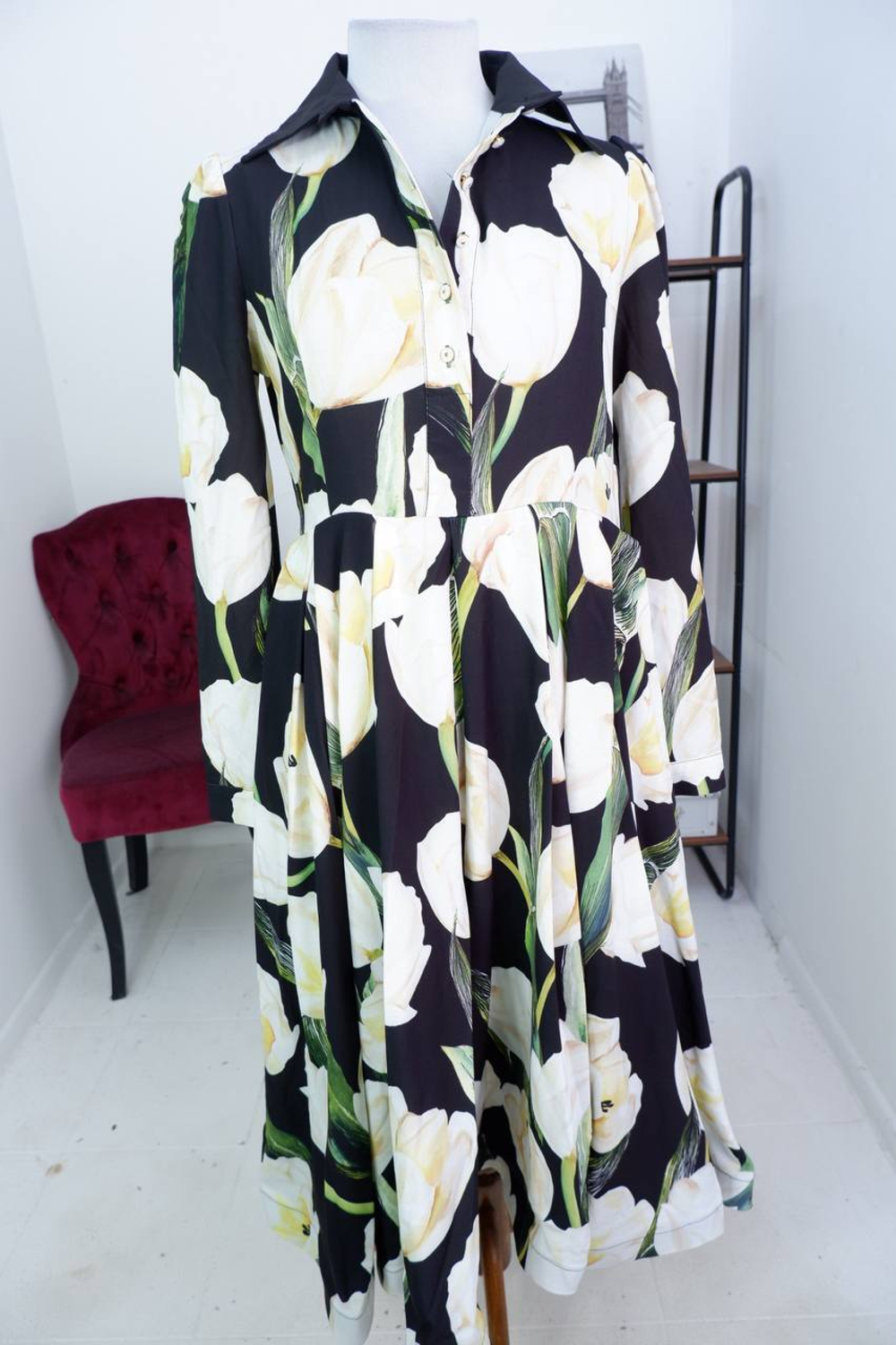 Платье удачного кроя с крупным и стильным принтом тюльпанов 44-46 размер