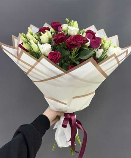 Кустовые розы с эустомой