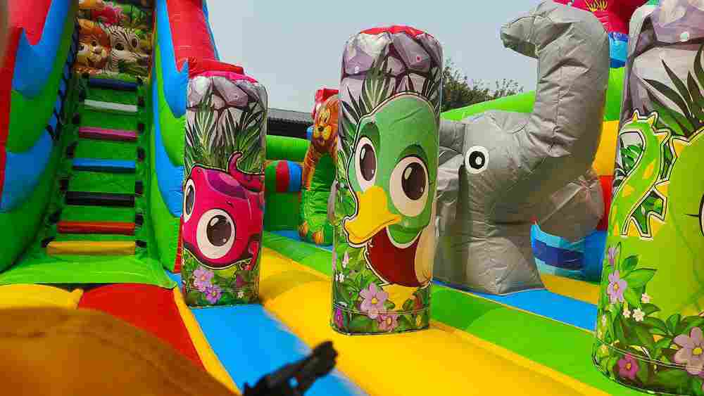 Надувной батут «Звериный мир» с горкой и аркой,с сеткой на входе 7*5*4,2 м