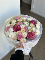 Букет из хризантемы, ромашки, кустовых пионовидных роз и диантусов