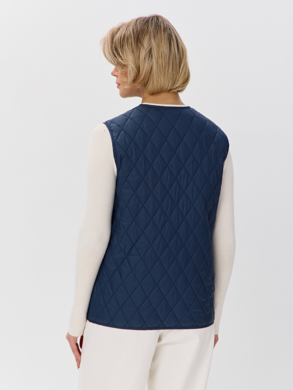 Легкий стеганый жилет с накладными карманами